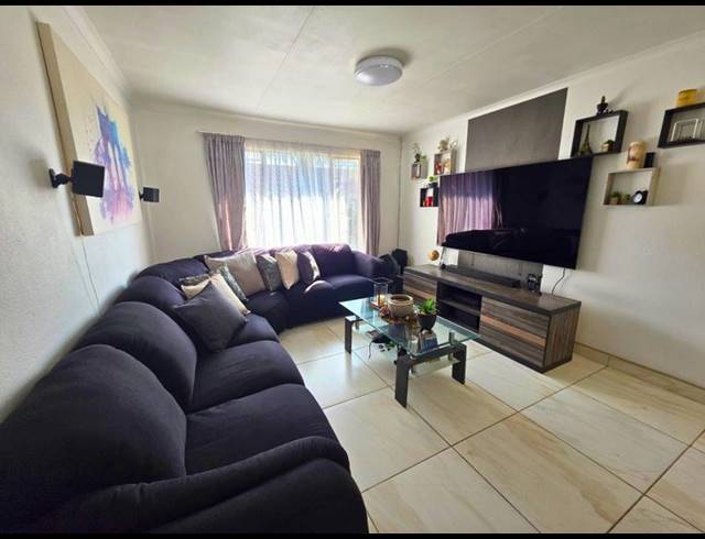 1 BEDROOM APARTMENT FOR SALE IN GLEN MARAIS